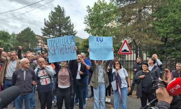 Katër të rinjve serbë  që u arrestuan në shtator në veri  iu hiqet masa e arrestit shtëpiak