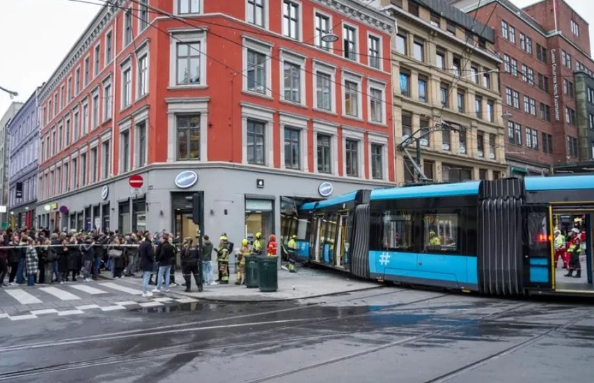 Pamjet nga përplasja e tramvajit me një dyqan në Oslo  raportohet për disa persona të lënduar