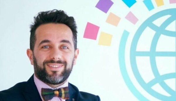 Muharremi i kërkon presidentes t i largojë aktivistët e VV së nga kabineti  I duhet staf profesional