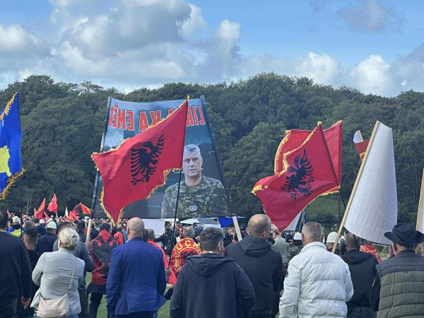 Prefekti i Tiranës për katërshen e UÇK së  Dhjetë milionë shqiptarë presin drejtësi për çlirimtarët