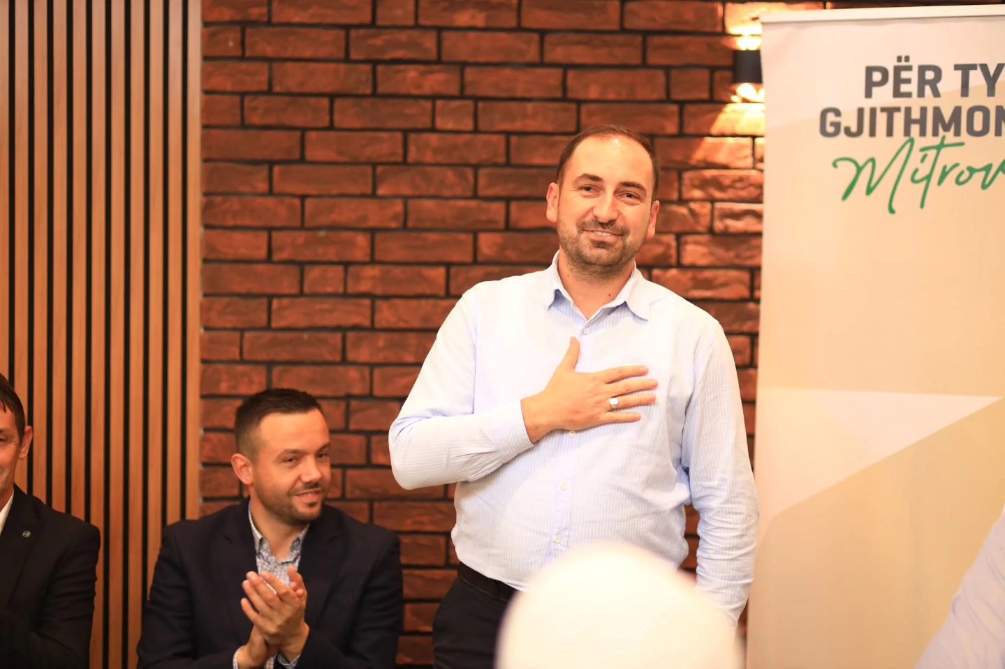 Arian Tahiri dhe Elvis Feka  takojnë banorët e Koshtovës   Feka  Krenar që jam kandidati juaj për Kuvendin Komunal   mbështetja juaj është forca ime