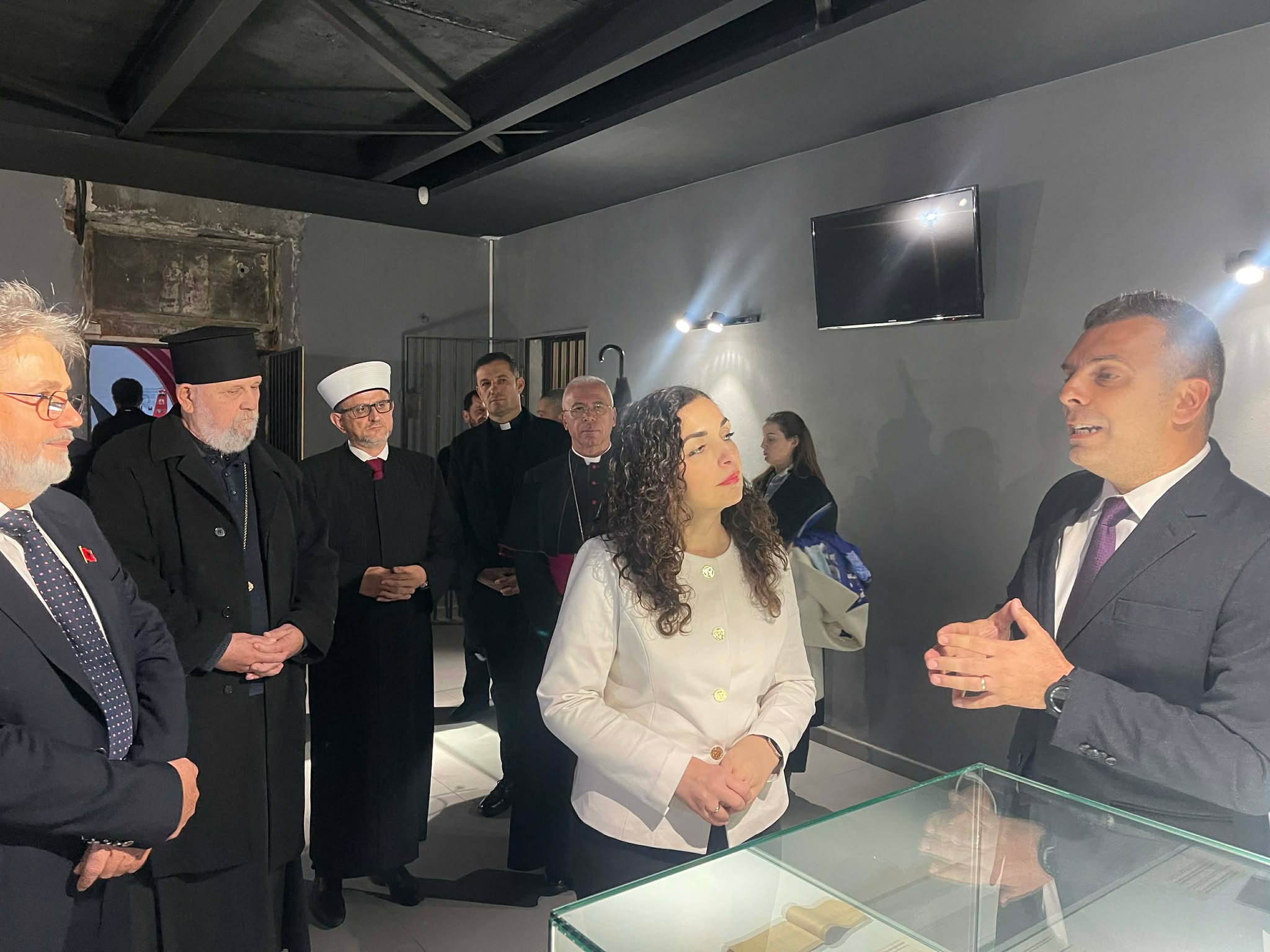 Presidentja Osmani në Shkodër viziton Muzeun e Kujtesës dhe takon përfaqësues të komuniteteve fetare