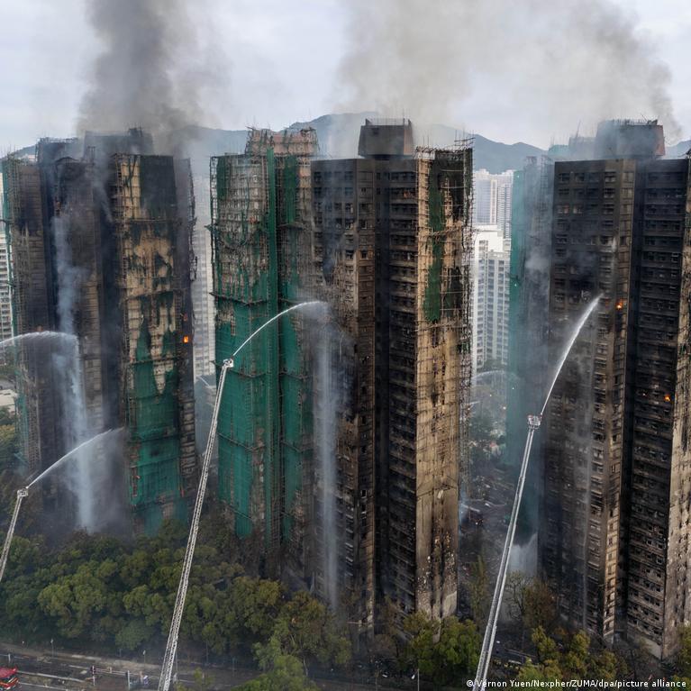 Vazhdojnë kërkimet për të zhdukurit në Hong Kong pas flakëve vdekjeprurëse