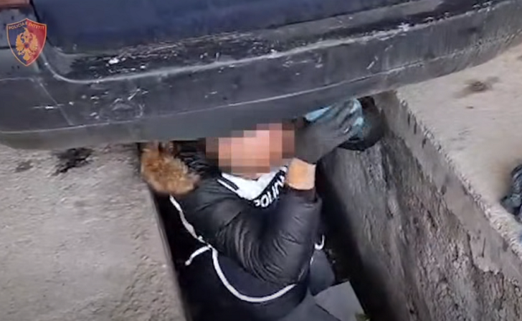 Trafik drejt Kosovës  Arrestohet në Tropojë i riu me drogë  tritol dhe municion  VIDEO 