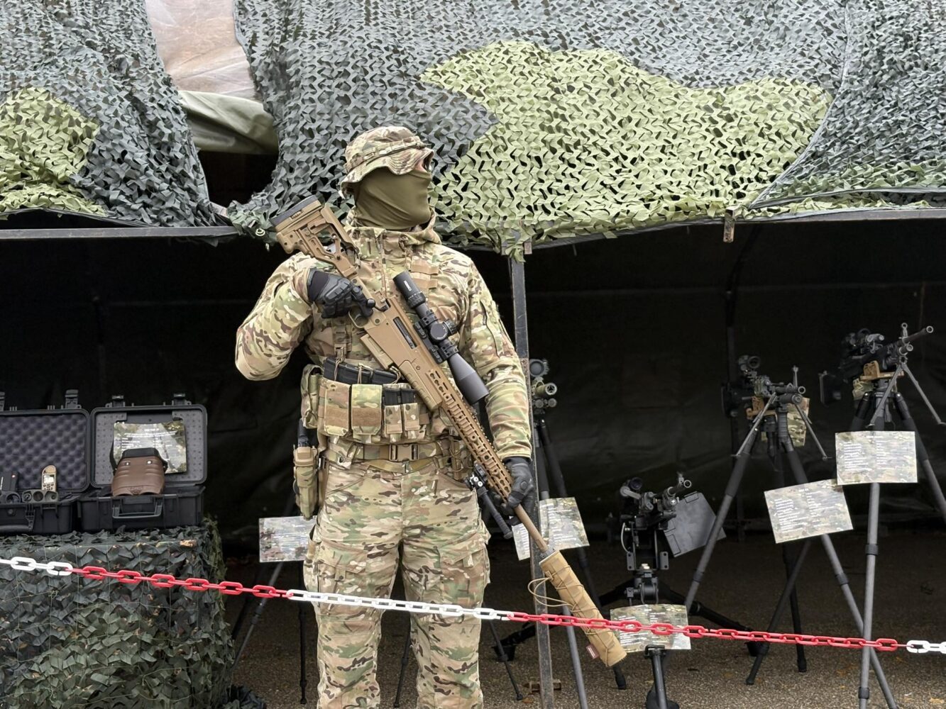 Ekspozohen pajisjet ushtarake të FSK së  ushtarët shpjegojnë ato