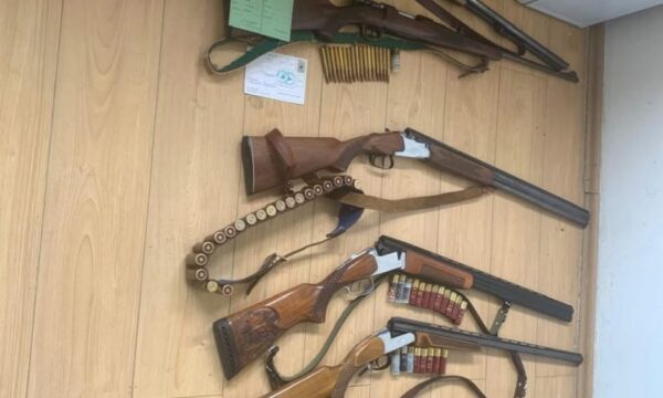 Policia në Leposaviq has në 5 persona me pushkë gjuetie pa leje  ua sekuestron