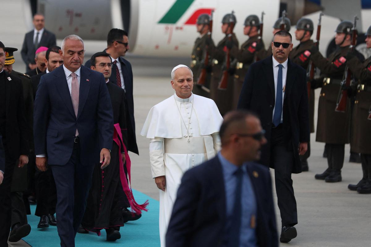 Papa Leo mbërrin në Turqi në udhëtimin e parë jashtë vendit