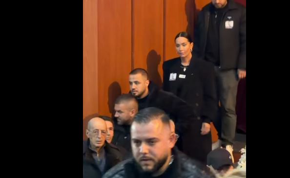 Dafina Zeqiri me Kreshnikun  të pranishëm në ceremoninë mortore të Shpat Kasapit