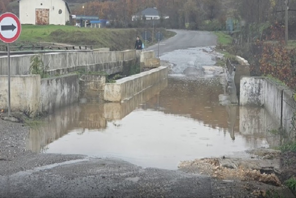 Moti i keq shkakton shumë probleme  rruga Burrel Rrëshen gati e pakalueshme