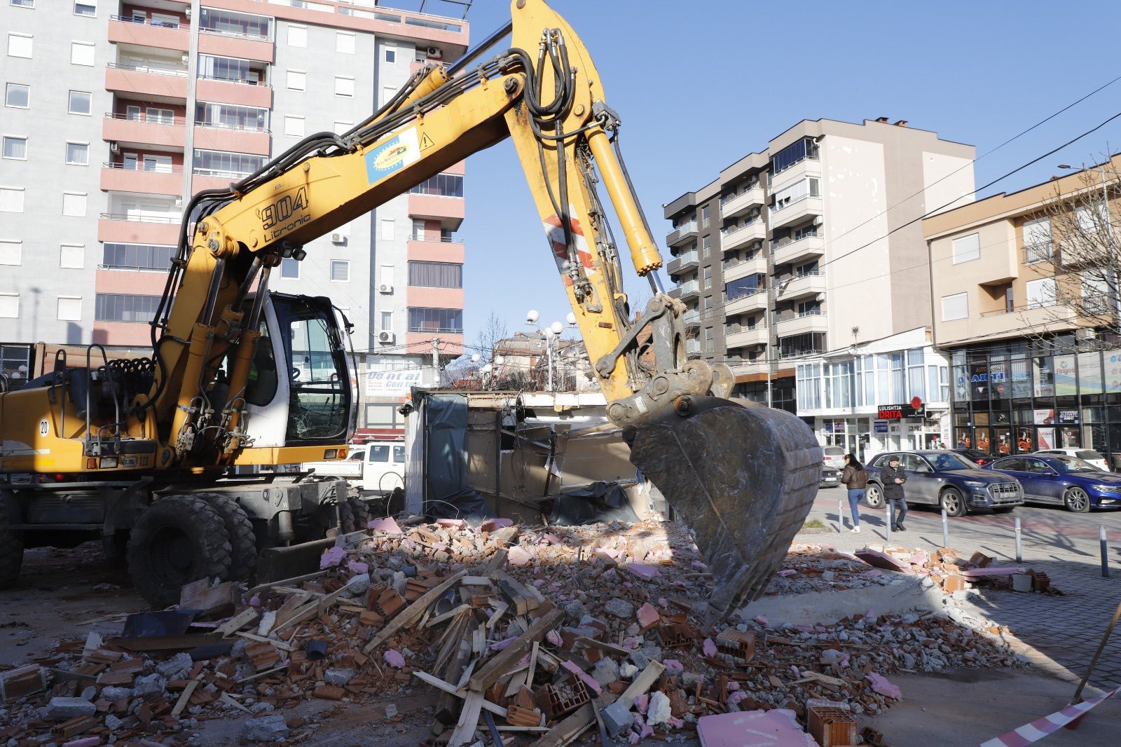 Rrënohet objekt i ndërtuar pa leje pranë Stacionit të Autobusëve në Mitrovicë