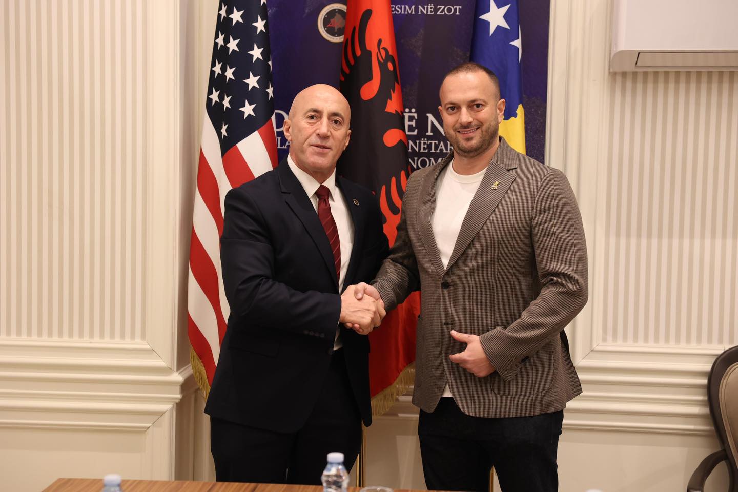 Ramush Haradinaj shpërndan foto me kandidatin e AAK së që humbi jetën sot  U dallua qysh në rininë e tij
