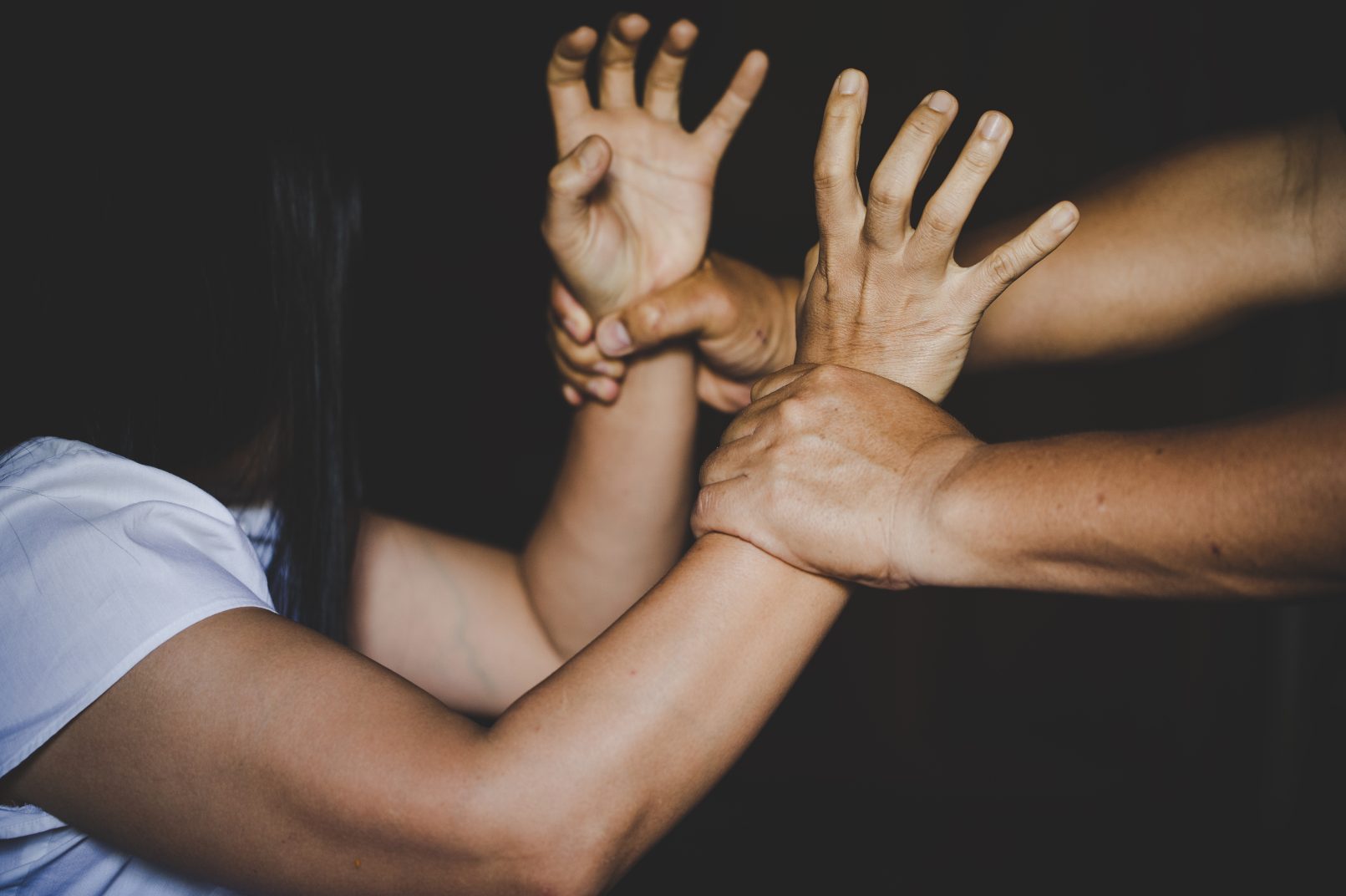 Gruaja nga Skenderaj denoncon dhunën e bashkëshortit  policia bastis dy lokacione