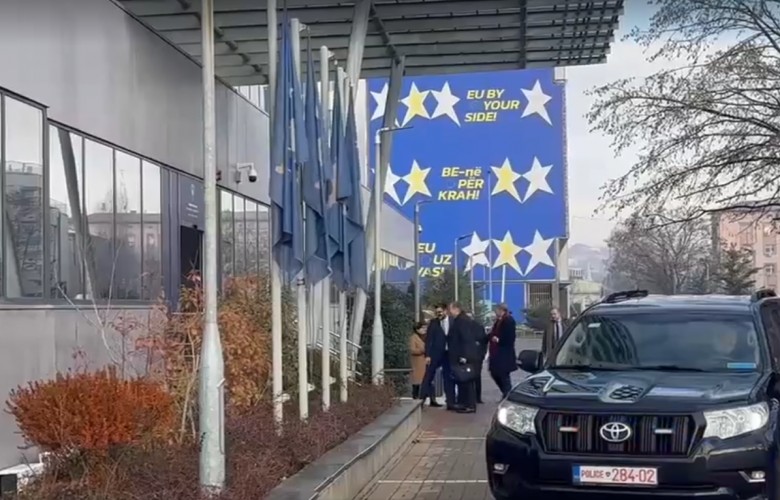 Sorensen arrin në Kryeministri  takim me Kurtin