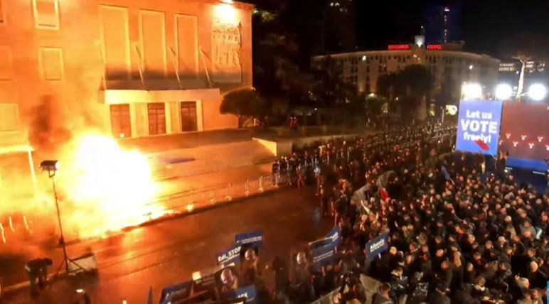 Molotovë dhe fishekzjarrë drejt Kryeministrisë  protesta e opozitës zhvendoset në Kuvend
