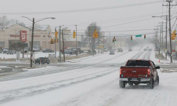 Stuhia dimërore në SHBA prek miliona  Mbi 84 mijë pa rrymë e 10 mijë fluturime të anuluara