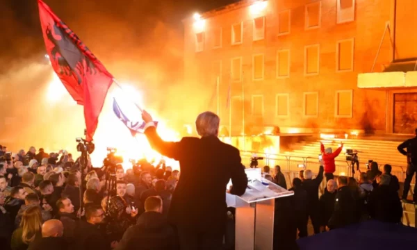 U hodh molotov e gaz lotsjellës  përfundon protesta e PD së para kryeministrisë në Shqipëri  lëndohen 11 policë
