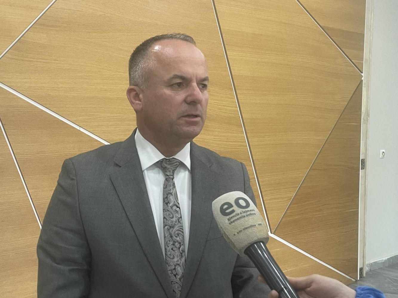 Paralajmërimet për era të forta në Prishtinë  drejtori i Emergjencave  Ekipet janë në terren