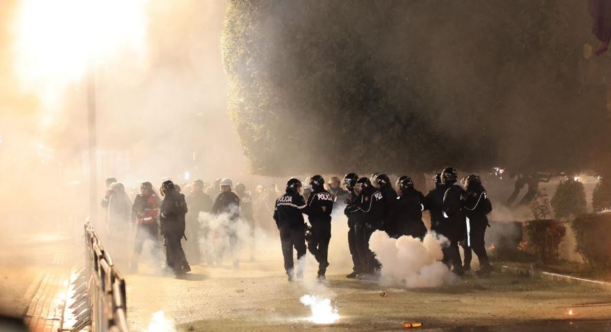 Protesta e PD së  11 efektivë të lënduar  23 protestues të shoqëruar