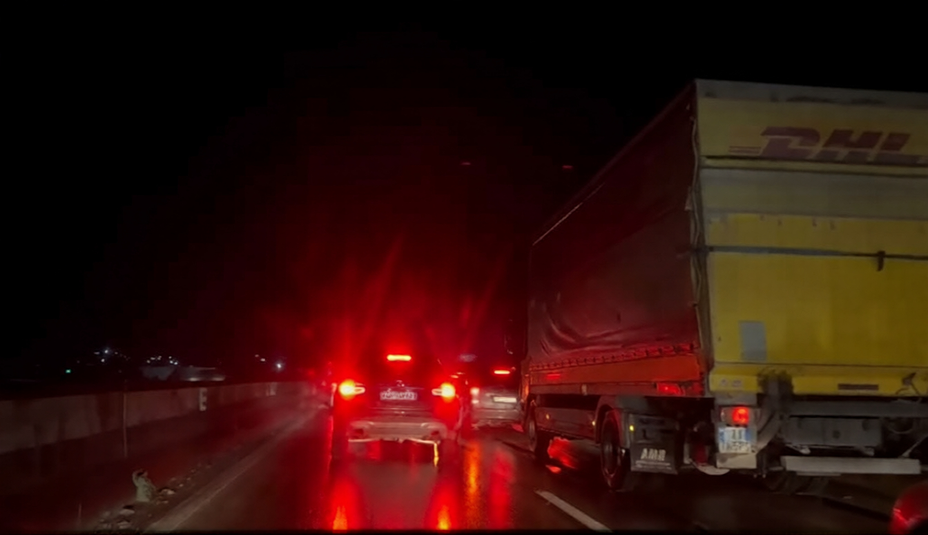 Autostrada Durrës Tiranë vazhdon të jetë e përmbytur  trafik kilometrik automjetesh