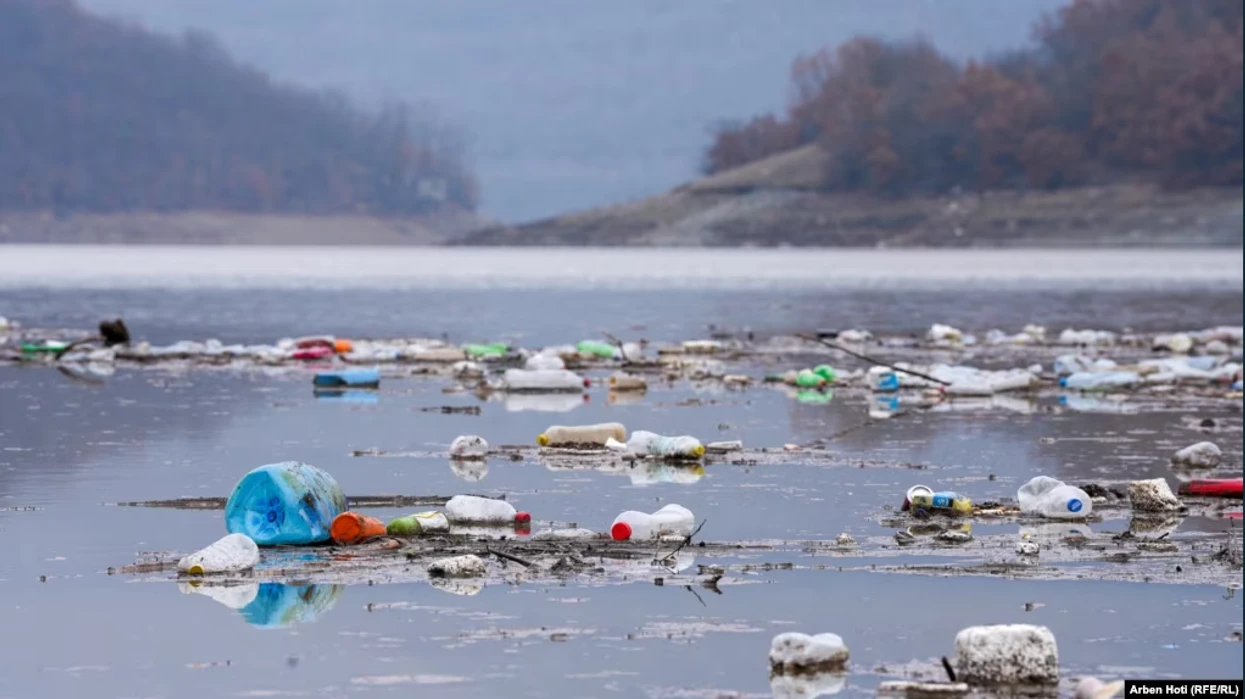 Mbeturinat pushtojnë Liqenin e Badocit