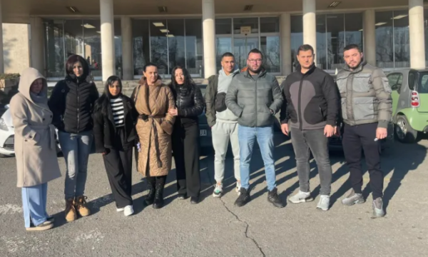 Një grup i serbëve të Kosovës protestojnë në Beograd  ankohen për punësimet e parregullta në institucione paralele