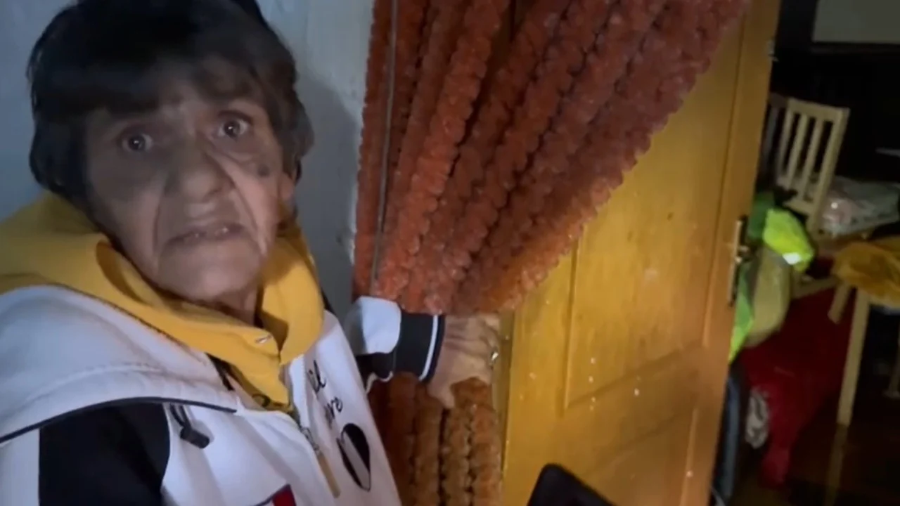 Përmbytjet në Durrës    Desh m u mbyt fëmija   flet banorja  E dërgova te fisi që të kujdeset për të  nuk na strehuan