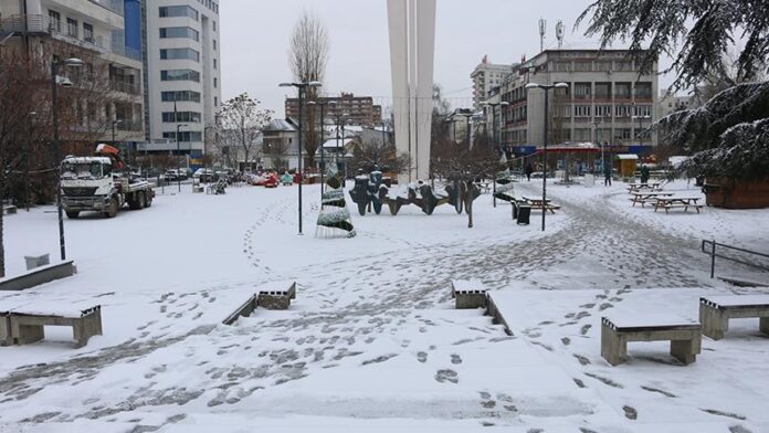 Komuna e Prishtinës thotë se rrugët janë nën kontroll   pritet përkeqësim i gjendjes ditët në vijim 