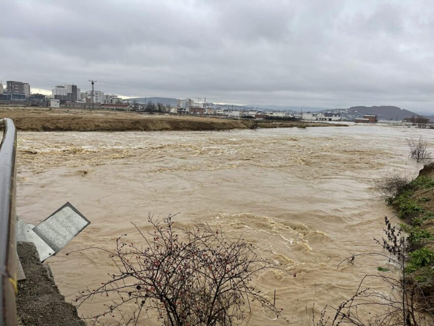 Komuna e Gjakovës hap procesin e aplikimit për familjet e dëmtuara nga vërshimet