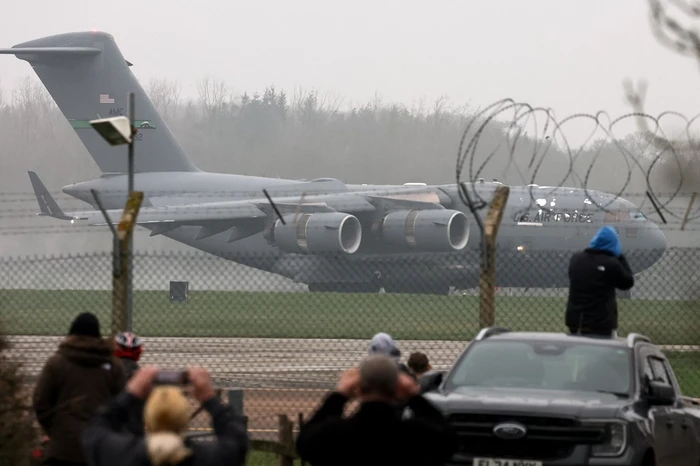 Bombarduesit amerikanë zbarkojnë në Britani  publikohen pamje
