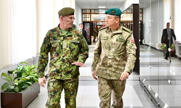 Takimi i Ulutas me shefin e ushtrisë serbe në Beograd  KFOR  Pjesë e komunikimeve të rregullta  diskutime për shumë tema