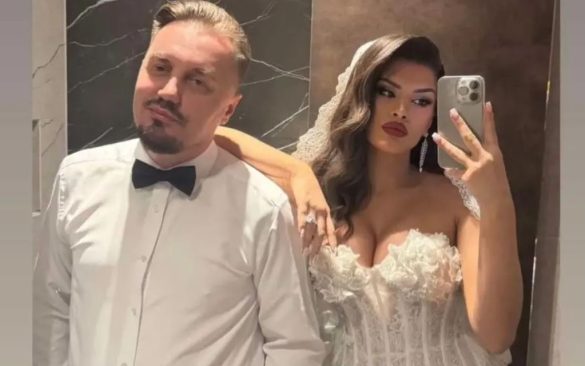 Gruaja e Bleros del në kafe me pizhama