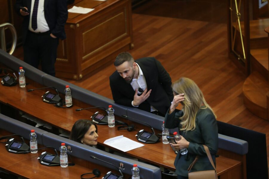 Fatos Geci tenton t i flasë  por Vlora Çitaku e injoron