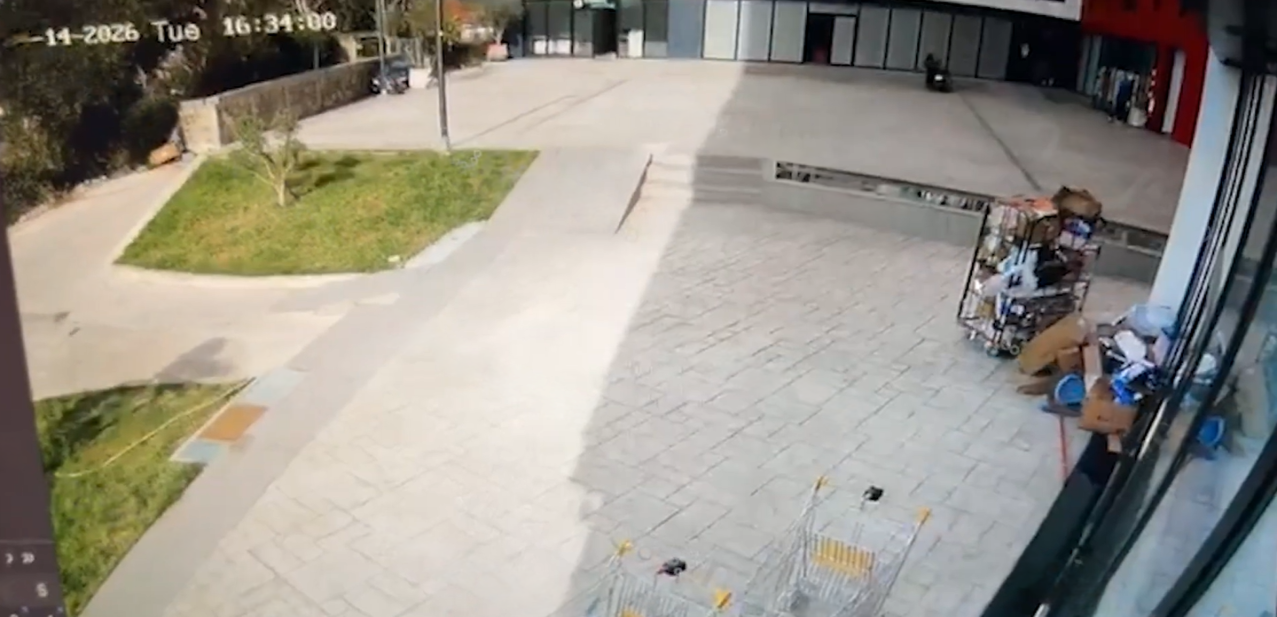 Publikohen pamjet  si nisi zjarri që përfshiu gjysmën e pallatit në Tiranë 