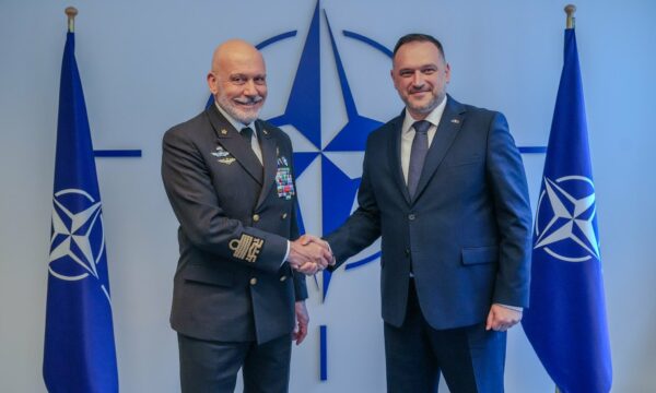 Ministri shqiptar i Mbrojtjes takon zyrtarin e NATO s në Bruksel  flasin për Kosovën dhe rolin e KFOR it
