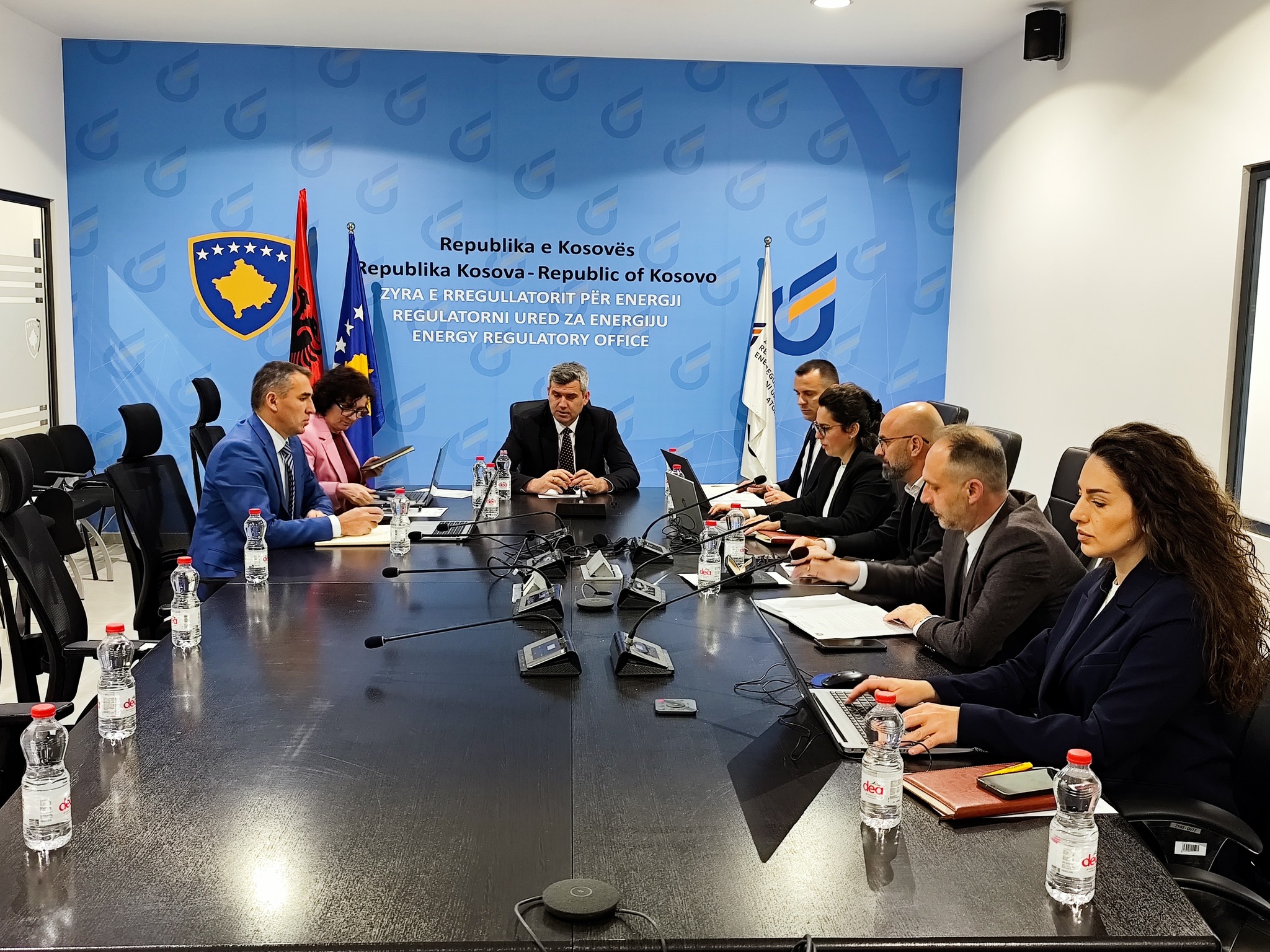 Bordi i ZRRE së shqyrton ankesat e konsumatorëve  aprovon edhe disa vendime