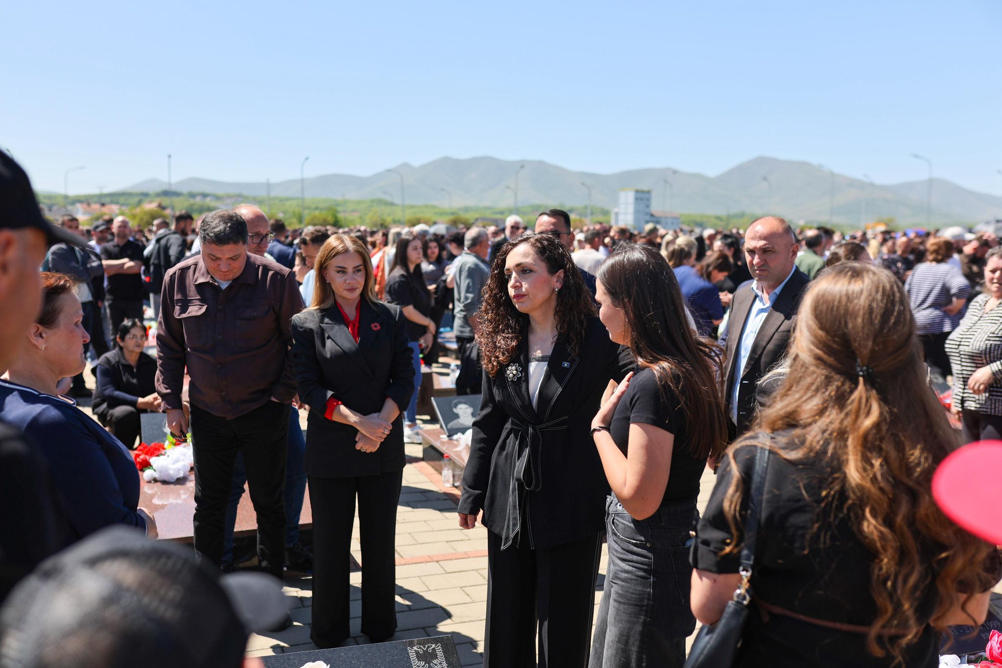 Vjosa Osmani bën homazhe në Mejë  Dhimbje që përvëlon  por edhe kujtesë për rrugën përpara