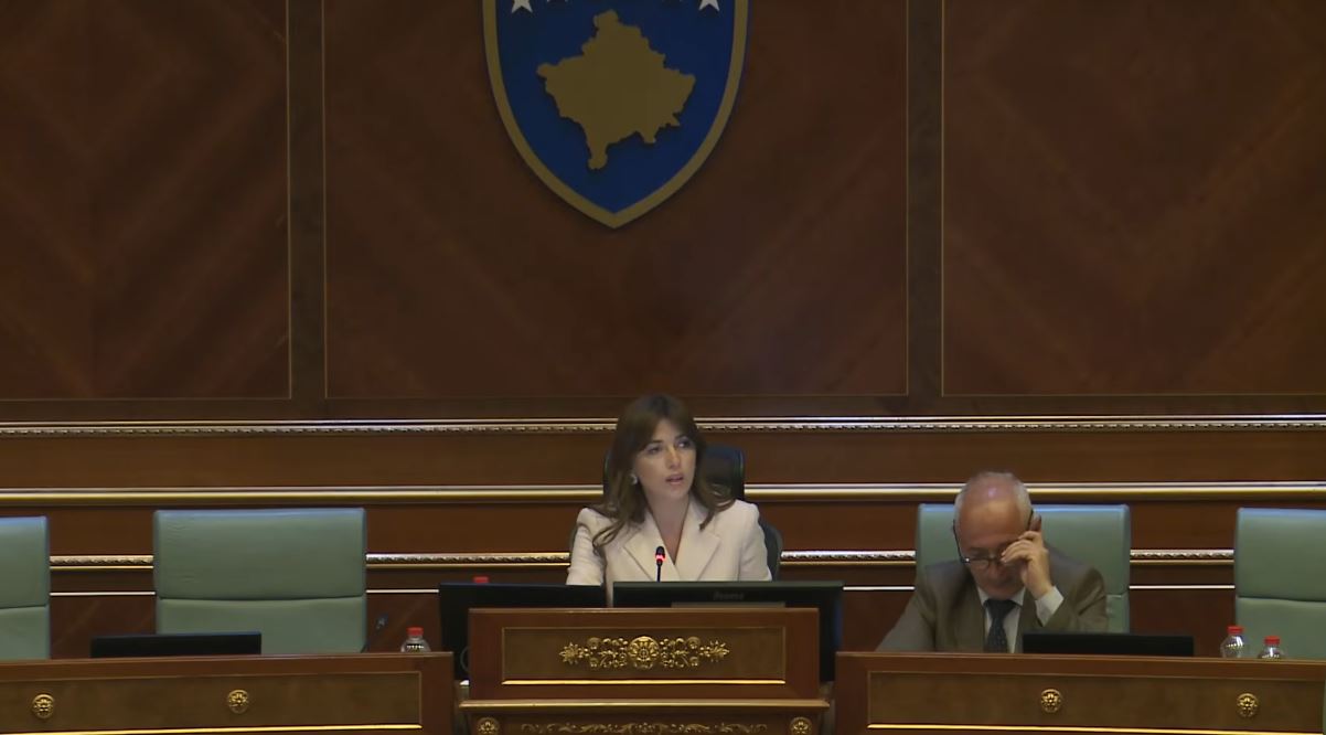 Kryeparlamentarja Haxhiu ia tërheq vërejtjen Haradinajt  Kujdes me gjuhën  mos e keqpërdor foltoren