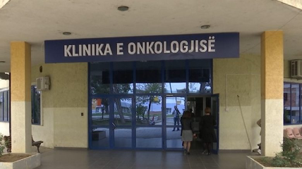 Klinika e Onkologjisë  Tmerri i sëmundjes vazhdohet nga pritja