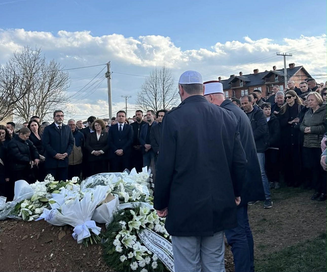 Kurti bashkë me deputetë e ministra të VV së të pranishëm në varrimin e babait të presidentes