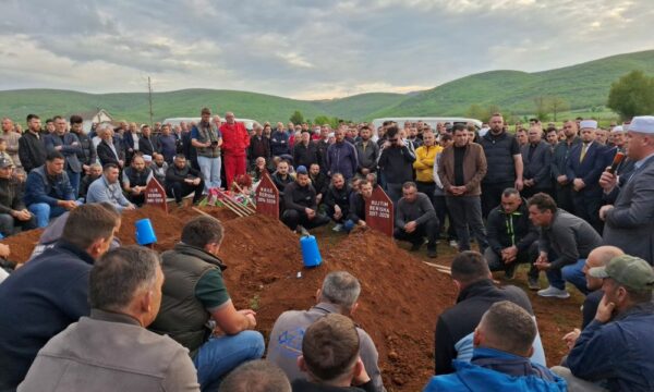 E dhimbshme  varrosen babai dhe dy fëmijët që vdiqën dje tragjikisht në Malishevë