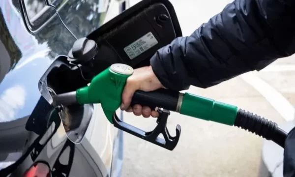 Lajmi për hapjen e Hormuzit s i ul çmimet e naftës në Kosovë  tavani i njëjtë me dje