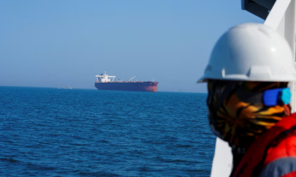 Reuters  Dy anije tregtare u qëlluan me armë zjarri derisa përpiqeshin të kalonin Ngushticën e Hormuzit