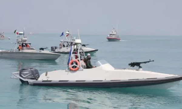 Garda Revolucionare e Iranit sulmon një cisternë që po kalonte në Ngushticën e Hormuzit pas vendimit për mbyllje