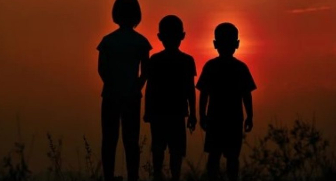 Tre të mitur rrahin dhe therin me thikë një person  arrestohen