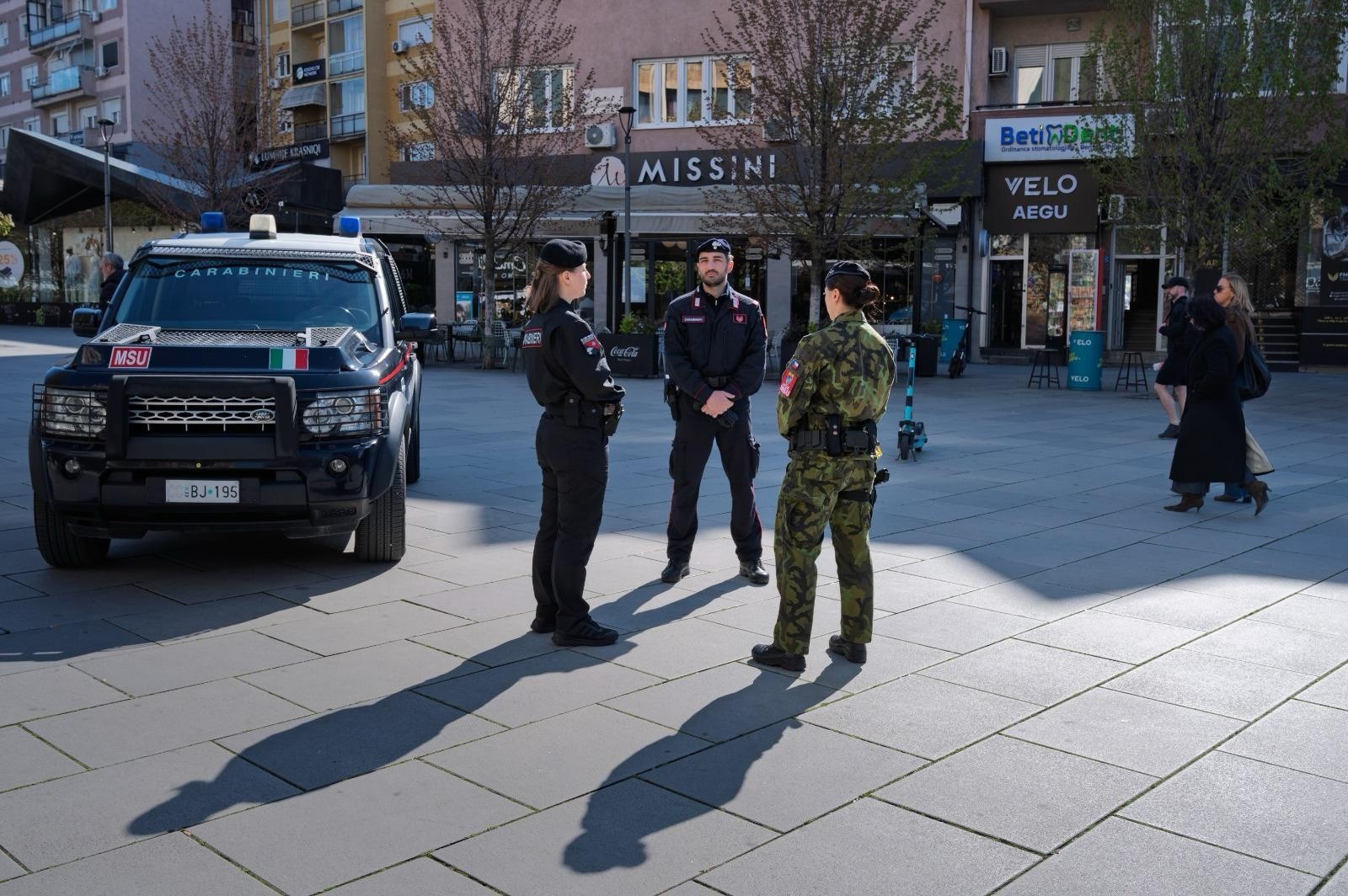 Ushtarët çekë  moldavë dhe italianë të KFOR it patrullojnë në Prishtinë