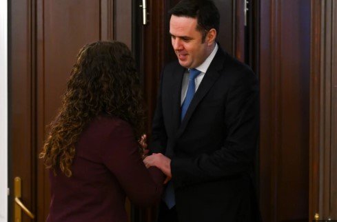 Abdixhiku njofton se nesër bashkë me Vjosa Osmanin mbajnë  tubimin e bashkimit