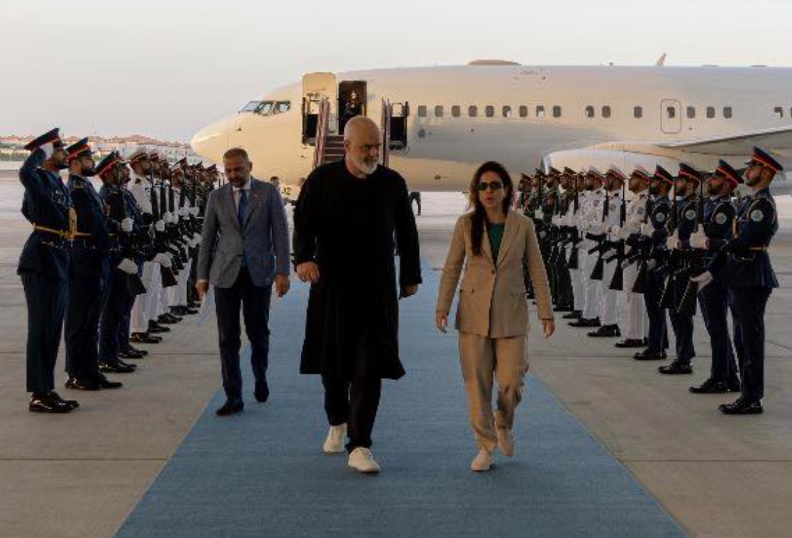 Edi Rama zbarkon në Emirate për t u solidarizuar në  kohë të trazuara me vendet mike të Gjirit Arabik 