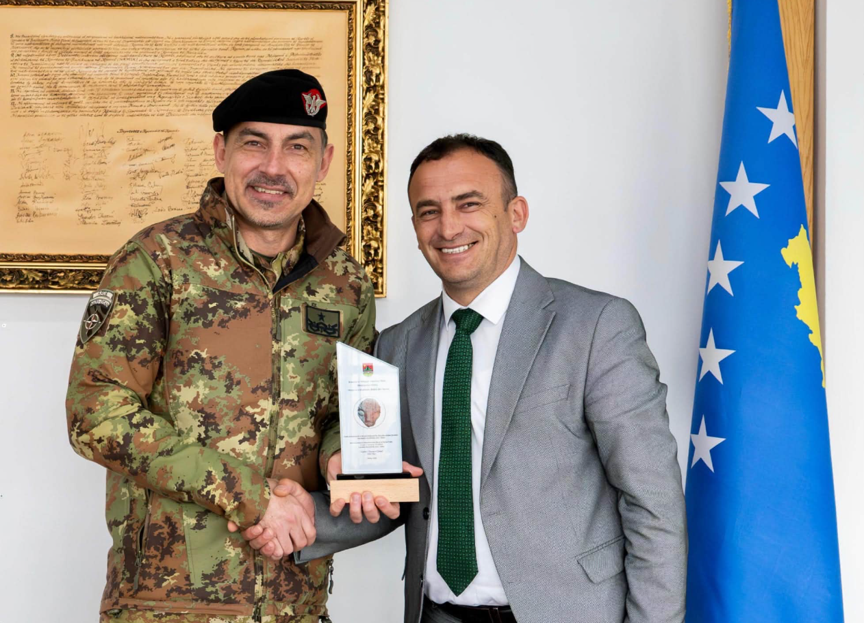 Halil Thaçi pret në takim Zv komandantin e KFOR it  Federico Collina