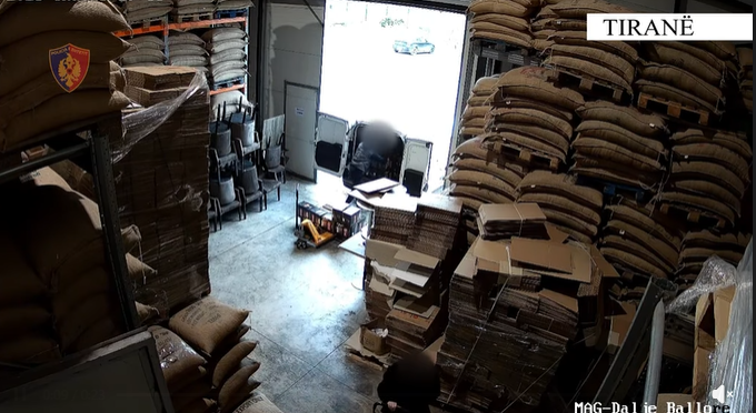 Vaki shqiptare  tre shqiptarë e vodhën shefin në fabrikën e kafesë  fituan afro 1 milion euro