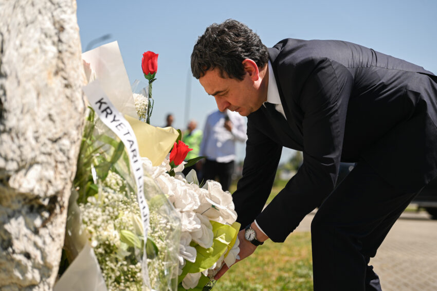 27 vjetori i masakrave  Kurti bëri homazhe te varrezat në Mejë dhe në Korenicë